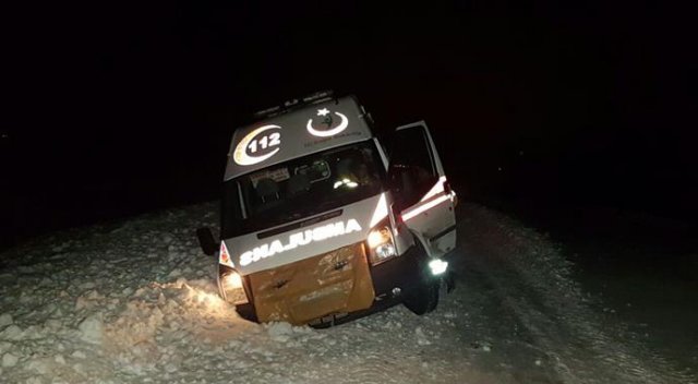 Ağrı&#039;da kara saplanan ambulans 1 saatte kurtarıldı