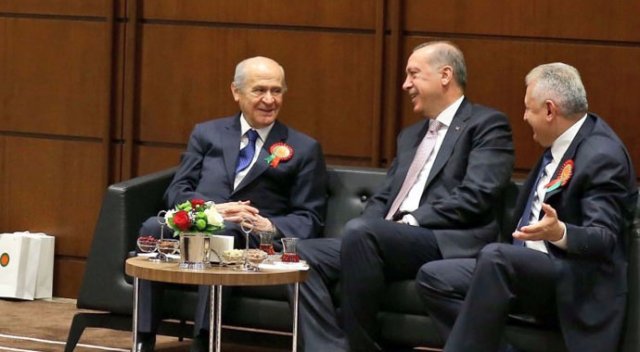 AK Parti kitapçığında Bahçeli sürprizi AK Parti kitapçığında Bahçeli sürprizi