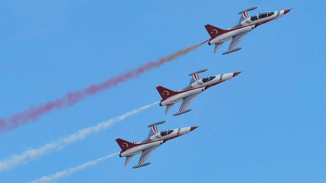 Akrobasi timleri komutanın emriyle yeniden uçacak