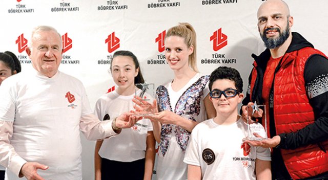 Alman gelin Wilma böbrek sağlığı için kamera karşısında Alman gelin Wilma böbrek sağlığı için kamera karşısında