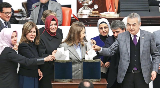 Anayasa'da takvim hızlandı, maddelerin çoğu gitti azı kaldı Anayasa'da takvim hızlandı, maddelerin çoğu gitti azı kaldı