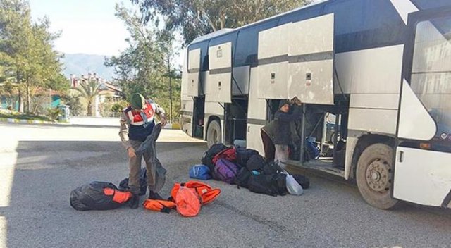 Antalya'da 19 kaçak ile 4 organizatör yakalandı Antalya'da 19 kaçak ile 4 organizatör yakalandı
