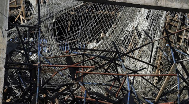 Antalya’da çöken inşaatta çalışmalara ara verildi