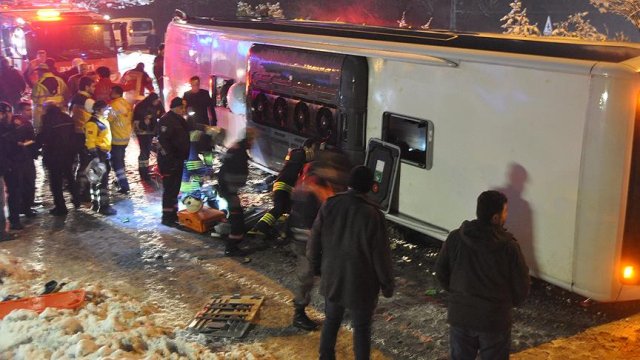 Bartın&#039;da yolcu otobüsü devrildi: 2 ölü, 5 yaralı