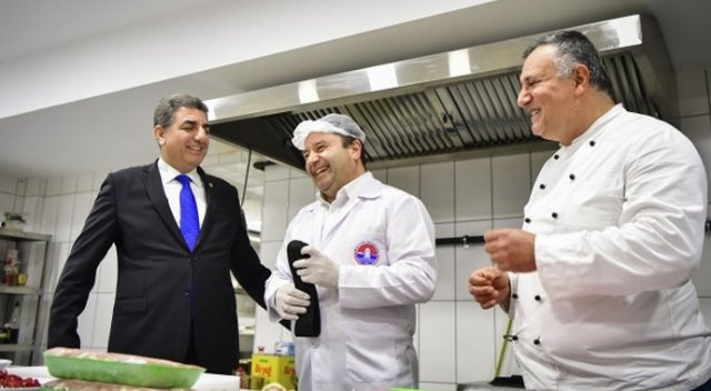 Başkan Ali Kılıç, gözleri kapalı yemek yaptı