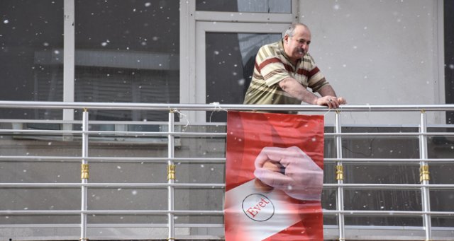 Bayrak asan dayı: 'Bayrağımı asacağım, 'evet’e basacağım’ Bayrak asan dayı: 'Bayrağımı asacağım, 'evet’e basacağım’