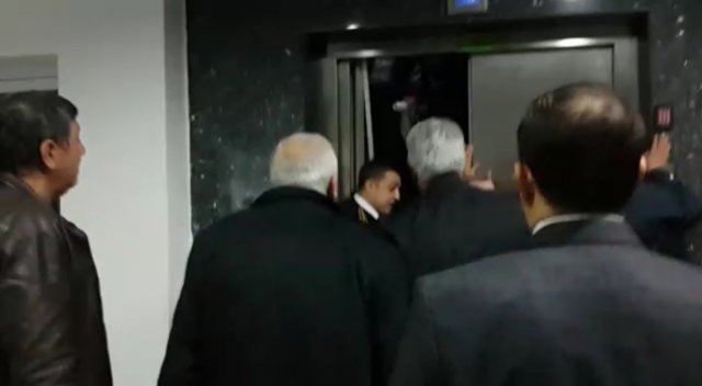 Belediye meclis üyeleri asansörde mahsur kaldı
