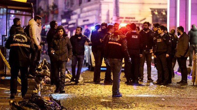 Beyoğlu'nda silahlı kavga: 1'i polis 4 yaralı Beyoğlu'nda silahlı kavga: 1'i polis 4 yaralı