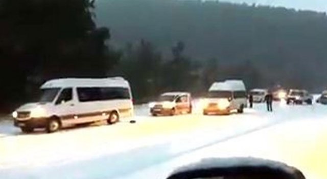 Bursa'da kar yolları kapattı, zincirsiz yola çıkanlar uzun kuyruk oluşturdu