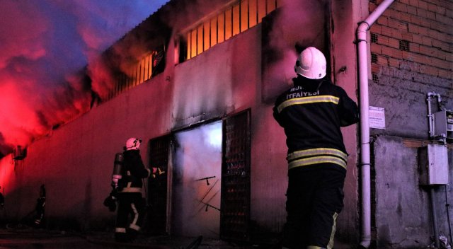 Bursa'da perde fabrikası alev alev yandı Bursa'da perde fabrikası alev alev yandı