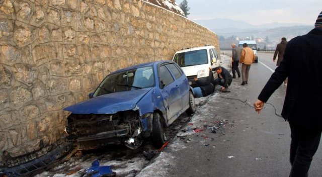 Buzlanan yolda 10 araç kaza yaptı