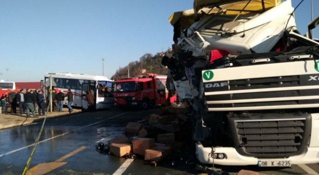 Çay yüklü tır yolcu midibüsü ile çarpıştı: 5 yaralı Çay yüklü tır yolcu midibüsü ile çarpıştı: 5 yaralı