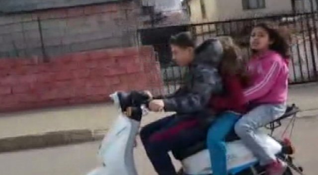 Çocukların elektrikli bisikletle tehlikeli yolculuğu Çocukların elektrikli bisikletle tehlikeli yolculuğu
