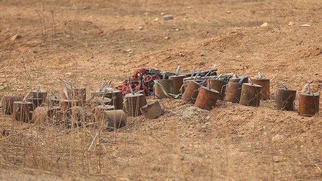 DEAŞ'tan kaçan siviller mayına bastı: 5 ölü, 10 yaralı DEAŞ'tan kaçan siviller mayına bastı: 5 ölü, 10 yaralı
