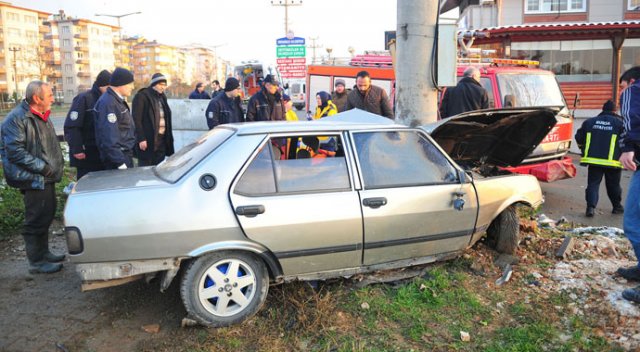 Direğe çarpan otomobilde can pazarı Direğe çarpan otomobilde can pazarı