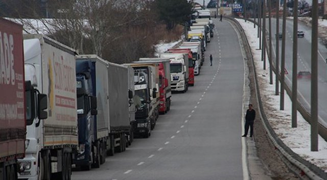 Edirne'de kuyruk 25 kilometreye ulaştı Edirne'de kuyruk 25 kilometreye ulaştı