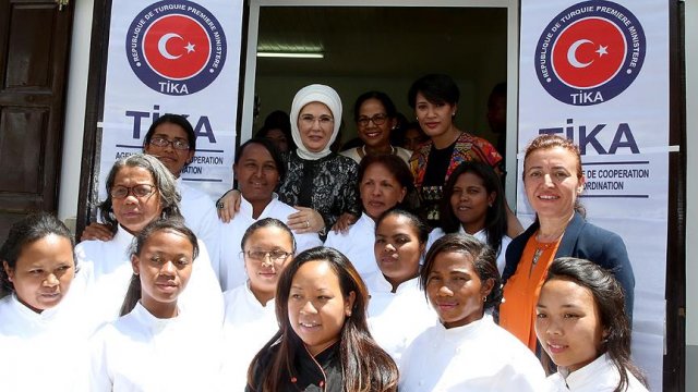 Emine Erdoğan, Madagaskar'da kadın eğitim merkezinin açılışını yaptı Emine Erdoğan, Madagaskar'da kadın eğitim merkezinin açılışını yaptı