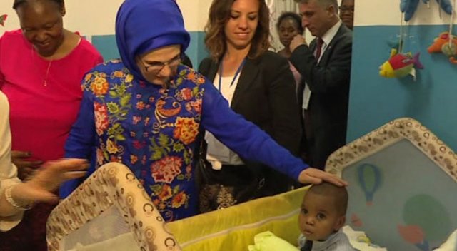 Emine Erdoğan Mozambik’te yetimhane ziyaret etti Emine Erdoğan Mozambik’te yetimhane ziyaret etti