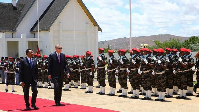 Erdoğan Madagaskar'da resmi törenle karşılandı Erdoğan Madagaskar'da resmi törenle karşılandı
