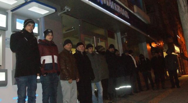 Ev sahibi olmak için günlerdir banka önünde bekliyorlar Ev sahibi olmak için günlerdir banka önünde bekliyorlar