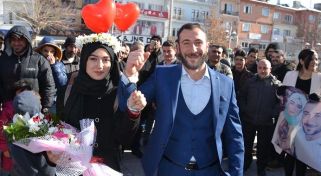 Evlenme teklifi eden gence kelepçe sürprizi Evlenme teklifi eden gence kelepçe sürprizi