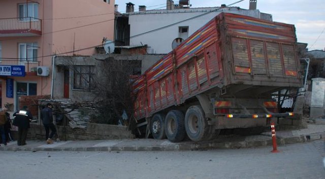 Freni boşalan kamyonet eve daldı! Freni boşalan kamyonet eve daldı!