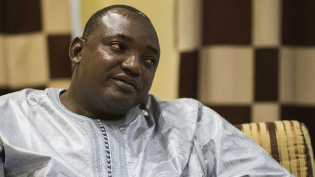 Gambiya'da devlet başkanı seçilen Barrow Senegal'de yemin edecek