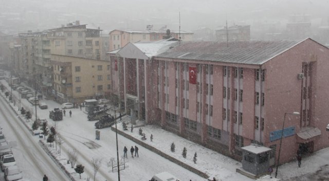 Hakkari’de kar yeniden başladı Hakkari’de kar yeniden başladı