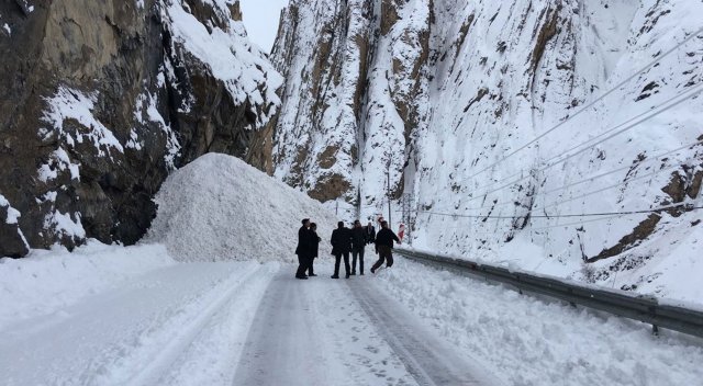 Hakkari-Van karayoluna 4 noktada çığ düştü