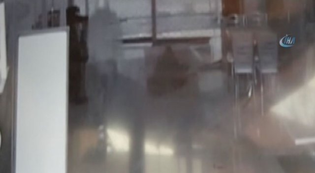 Hırsızlık anı kamerada...Çaldıklarını satamadan yakalandılar