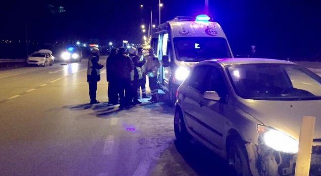 İki otomobil çarpıştı : 3 yaralı