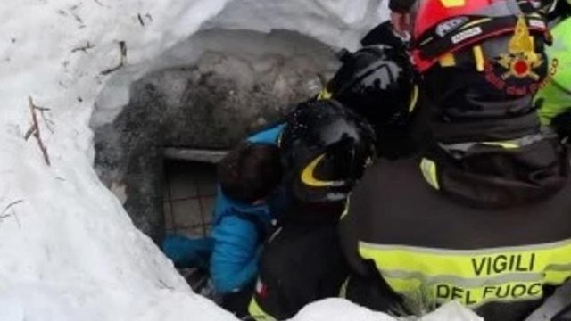 İtalya'daki çığ felaketinde ölü sayısı 15'e yükseldi İtalya'daki çığ felaketinde ölü sayısı 15'e yükseldi