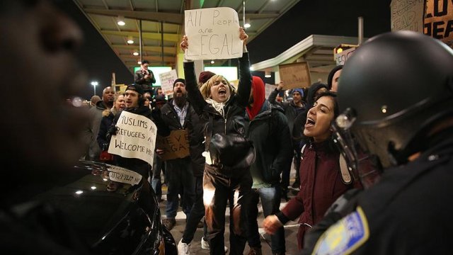JFK Havalimanı'nda gözaltı protestosu JFK Havalimanı'nda gözaltı protestosu