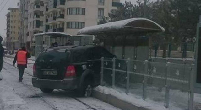 Jip tramvay durağına çarptı Jip tramvay durağına çarptı