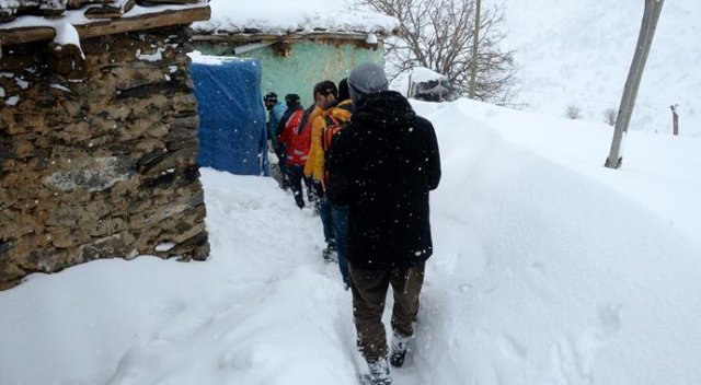 Kar geçit vermeyince hamile kadına yürüyerek ulaştılar Kar geçit vermeyince hamile kadına yürüyerek ulaştılar
