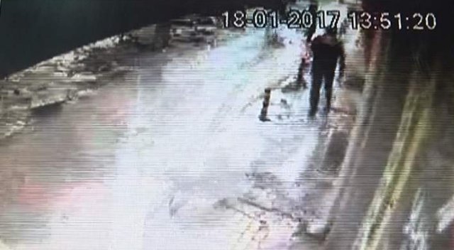 Kar kütlesinin altında kalmaktan son anda kurtuldu Kar kütlesinin altında kalmaktan son anda kurtuldu