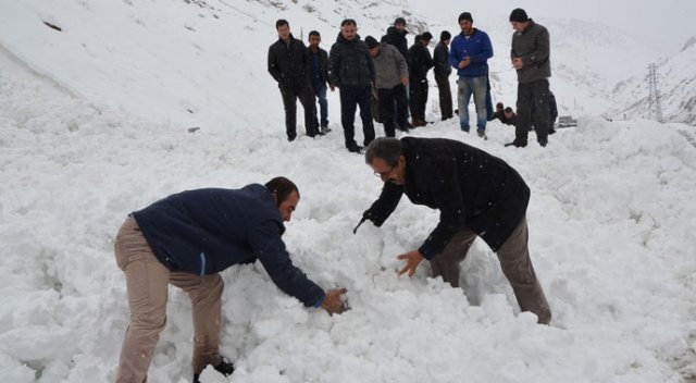 Karayoluna düşen çığı elle temizlediler Karayoluna düşen çığı elle temizlediler