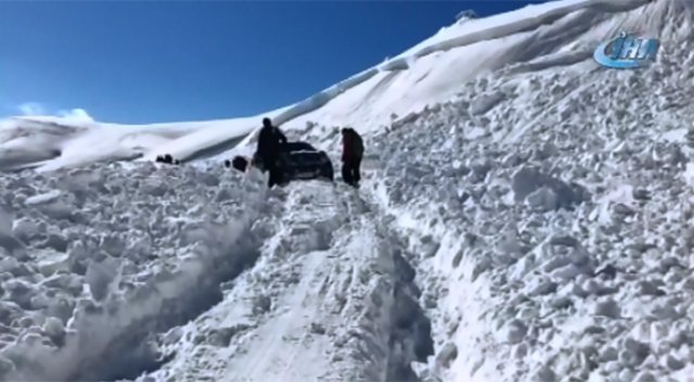 Kayak merkezi yoluna çığ düştü, onlarca araç yolda mahsur kaldı Kayak merkezi yoluna çığ düştü, onlarca araç yolda mahsur kaldı