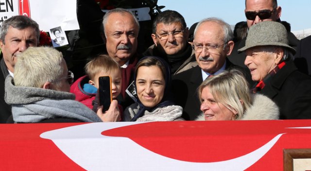 Kılıçdaroğlu cenaze namazından önce fotoğraf çektirdi