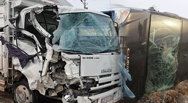 Konya'da minibüs ile kamyonet çarpıştı: 1 ölü, 7 yaralı Konya'da minibüs ile kamyonet çarpıştı: 1 ölü, 7 yaralı