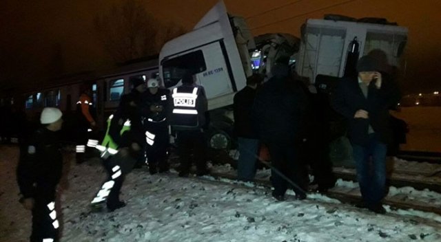 Kütahya'da yolcu treni TIR'a çarptı: 1 ölü, 11 yaralı Kütahya'da yolcu treni TIR'a çarptı: 1 ölü, 11 yaralı