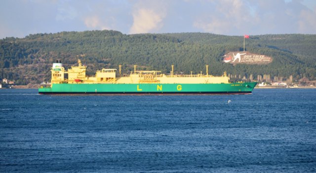 LNG tankeri Çanakkale Boğazı'ndan geçti LNG tankeri Çanakkale Boğazı'ndan geçti