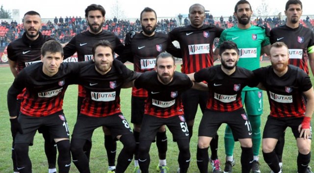 Maç 16. dakikada 6-0 olunca, futbolcular tek tek sakatlandı Maç 16. dakikada 6-0 olunca, futbolcular tek tek sakatlandı