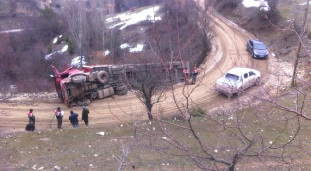 Mermer yüklü TIR devrildi