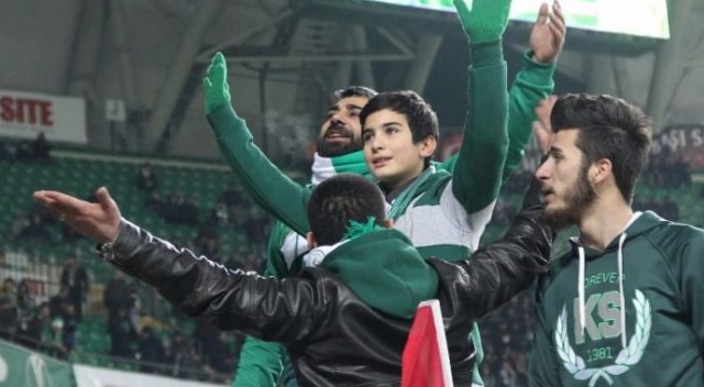 Murat sahaya çıktı, 30 bin kişi ayakta alkışladı! Murat sahaya çıktı, 30 bin kişi ayakta alkışladı!