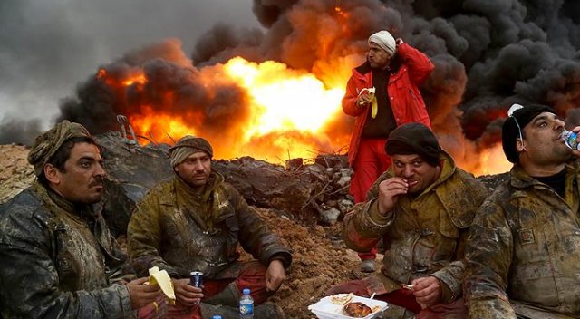 Musul'da 11 petrol kuyusundaki yangın sürüyor Musul'da 11 petrol kuyusundaki yangın sürüyor