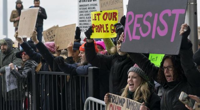 New York'taki havalimanında gözaltı protestosu New York'taki havalimanında gözaltı protestosu