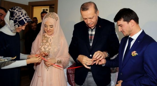 Nişan yüzüklerini Cumhurbaşkanı Erdoğan taktı