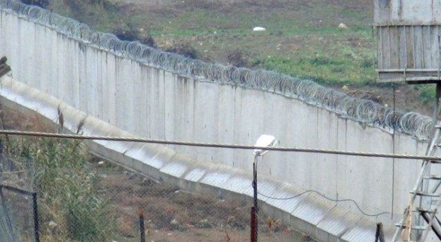 Nusaybin’de sınıra seyyar duvar örüldü Nusaybin’de sınıra seyyar duvar örüldü