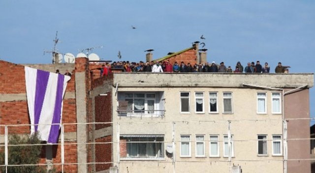 Ordusporlu taraftarlar, cezalı oldukları için maçı çatıdan izlediler Ordusporlu taraftarlar, cezalı oldukları için maçı çatıdan izlediler